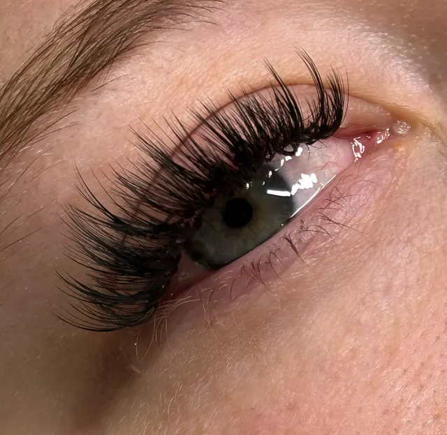 Wispy volume lash extensions